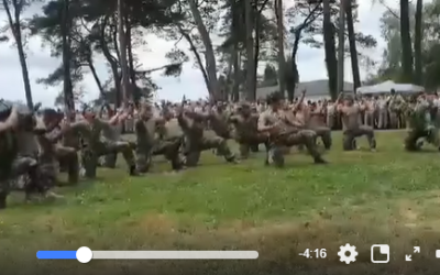 passation de commandement au 11e RAMa au camp de Lande d’Ouée fêtée dans un haka marquisien