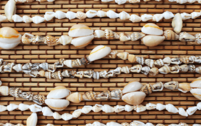 À la recherche de collier de coquillage.