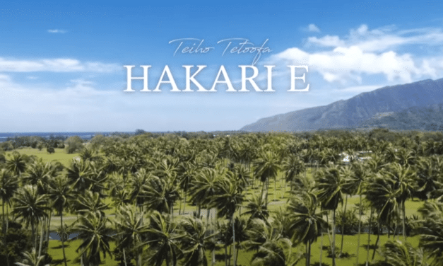 HAKARI E by Teiho TETOOFA feat Tamariki Poerani – clip + paroles