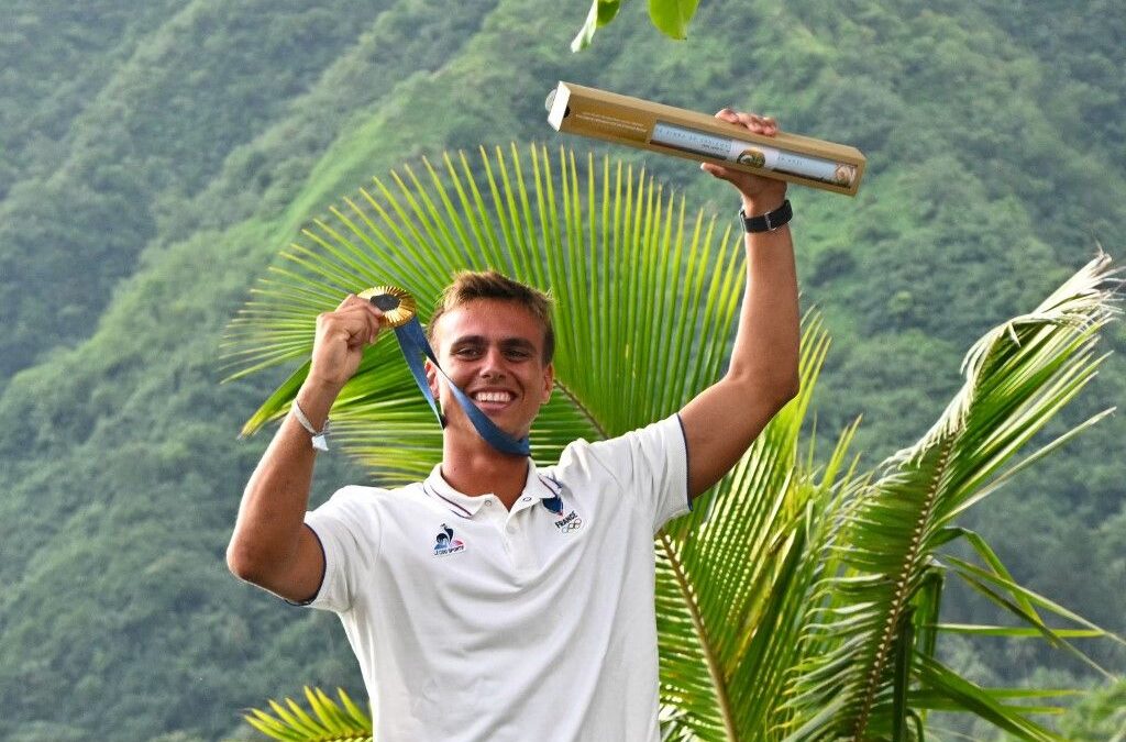 Historique! Kauli Vaast, natif de Tahiti remporte la toute première médaille d’or olympique de l’histoire du surf français
