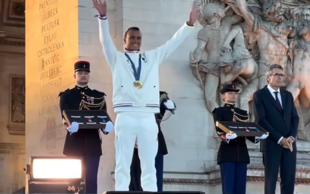 Kauli Vaast champion olympique de surf est décoré de la légion d’honneur